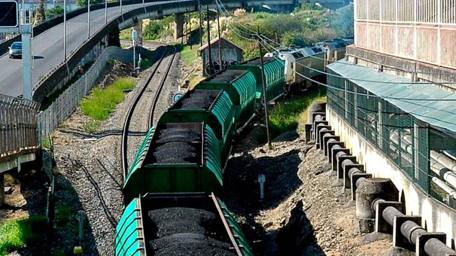 Tren con el carbón importado a Galicia vía puerto de A Coruña que ya no opera tras el cierre de Meirama. Foto: Almara