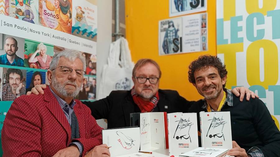 autores. Pepe Cáccamo y Baldo Ramos con el editor Henrique Alvarellos