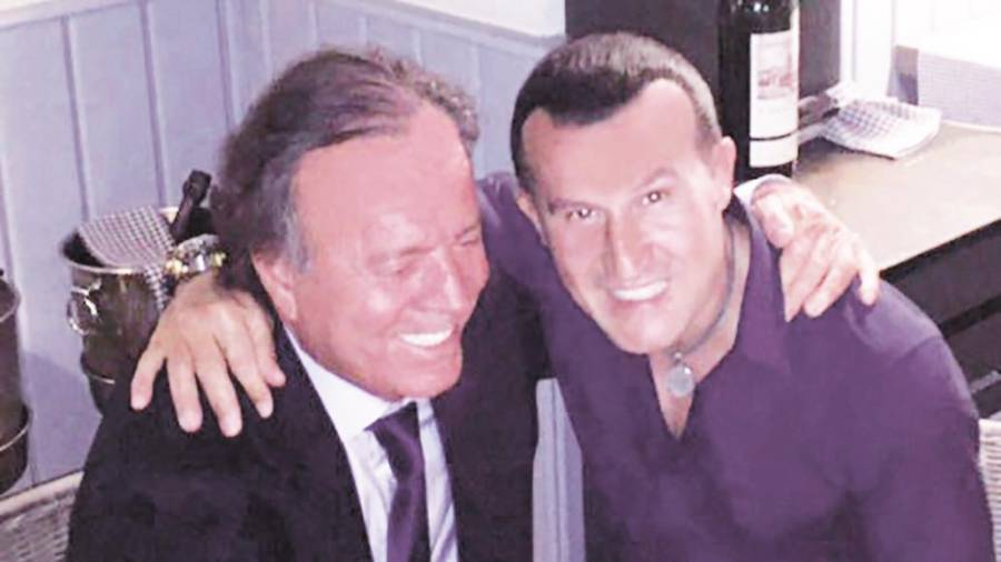 Amigo de sus amigos. Richy Castellanos, con Julio Iglesias, el gallego más universal. Fotos: cedidas