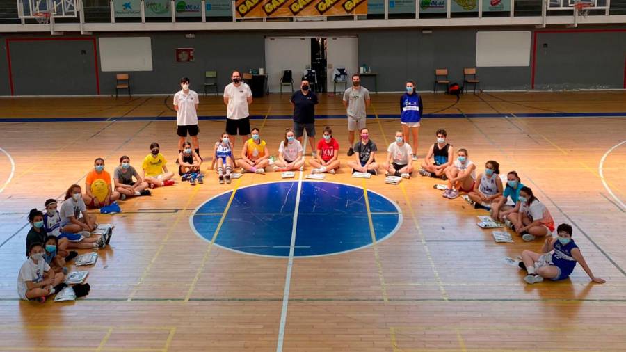 Entrenadores y participantes en el Chiquibasket. Foto: V.G.