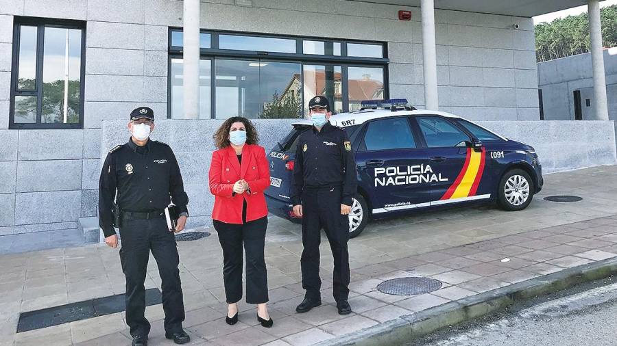 María Rivas junto a los responsables policiales de la comisaría de Ribeira. Foto: D. G. 