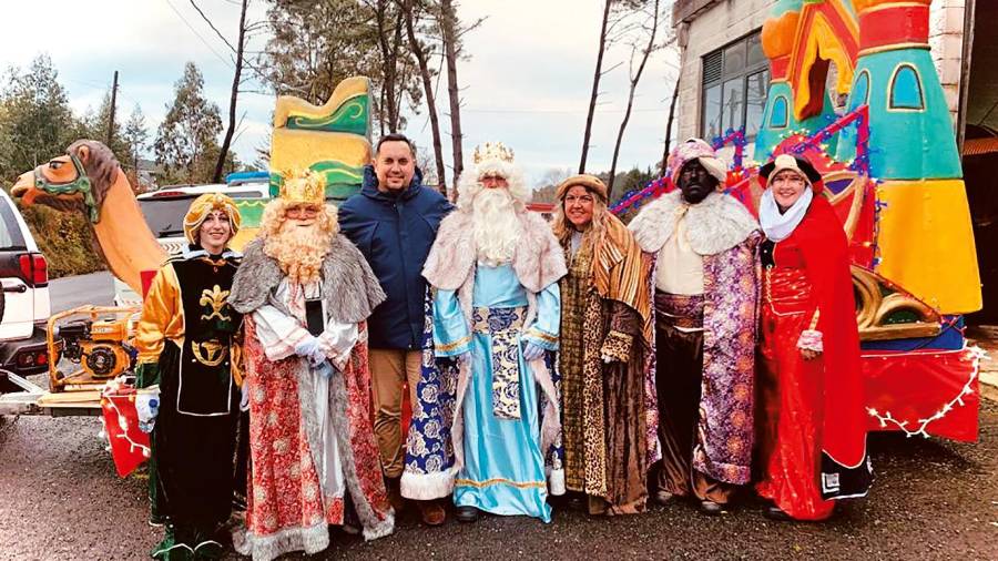 El alcalde de Muxía, Iago Toba, con los Reyes Magos y sus pajes. Foto: CM