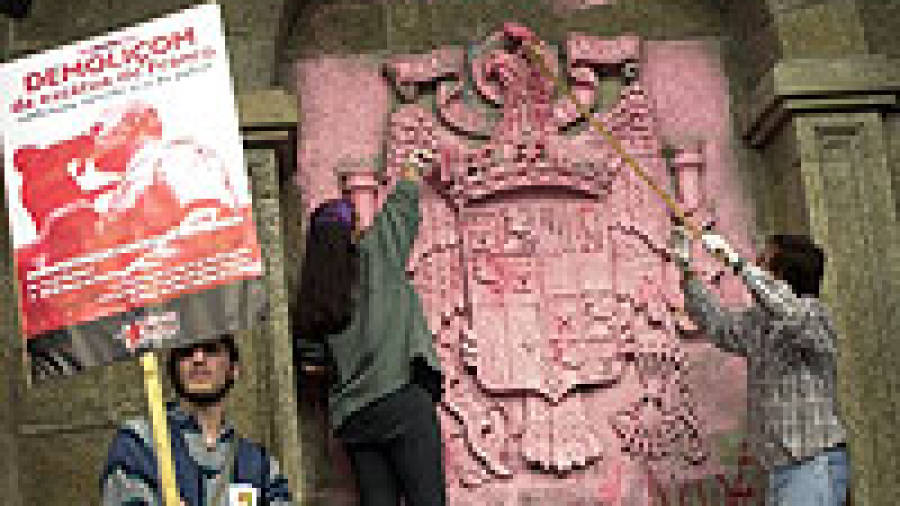 Los símbolos franquistas se fueron de Santiago sin hacer mucho ruido