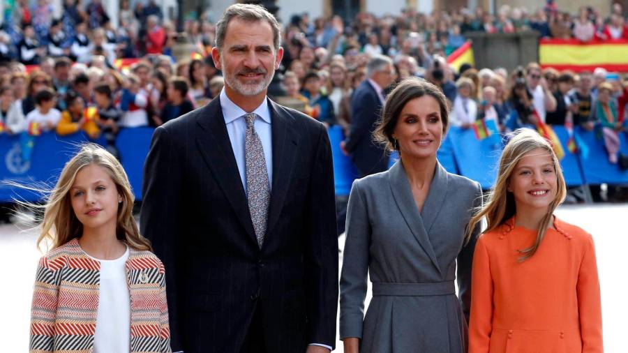 Los reyes y sus hijas, la princesa Leonor (izq.) y la infanta Sofía (dcha.) celebrarán en Santiago la fiesta del patrono de España. Foto: EFE