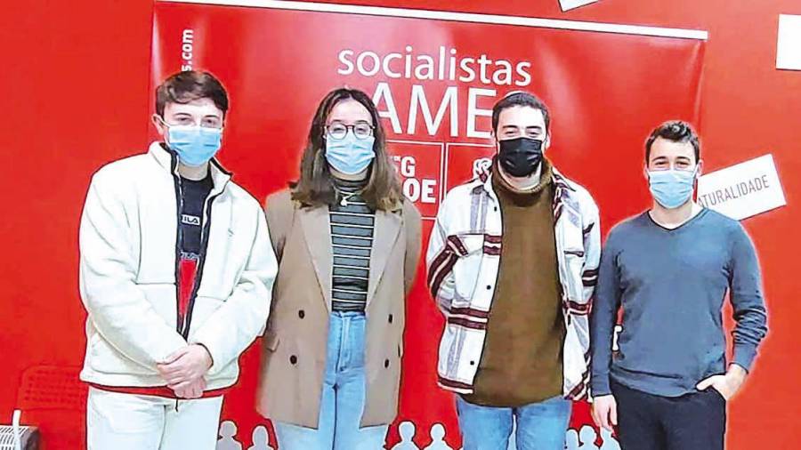 Miembros de las Xuventudes Socialistas de Ames y su secretario Antón Rivas, 3º izq. Foto: PS