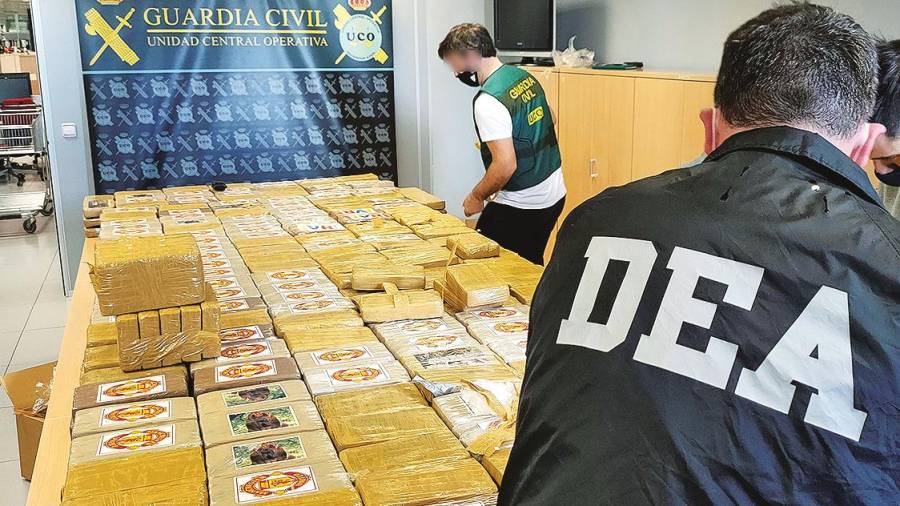 dinastía. Agentes de la DEA y Guardia Civil con la droga en Ribadeo