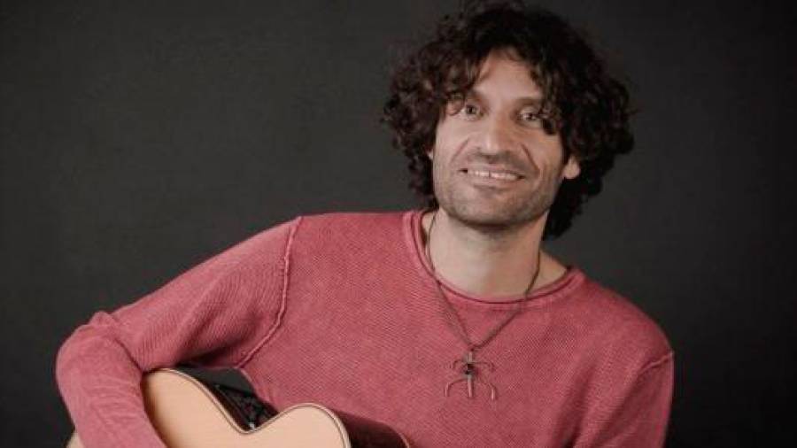O cantautor Xoán curiel vai actuar en Rianxo o vindeiro día 22. Foto: XC