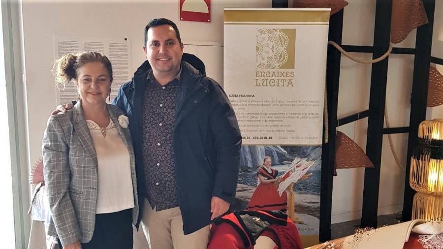 Lucita Figueroa con el alcalde de Muxía, Iago Toba, en el Parador Costa da Morte