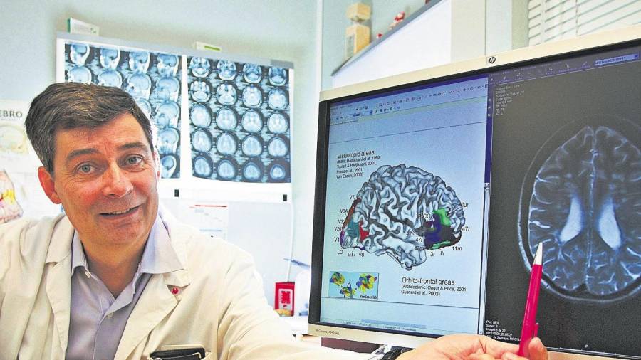 El doctor Prieto, jefe del servicio de Neurología del CHUS, subraya que se beneficiarán de esta novedosa cirugía pacientes no solo del área compostelana, sino de toda Galicia