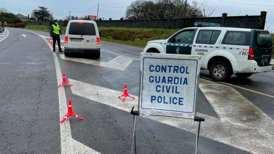 SEGURIDAD. Control de la Guardia Civil en una carretera de Galicia Foto: ECG