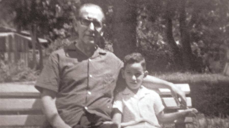 El camariñán de Ponte do Porto Rogelio Mazaeda con su hijo, en una imagen captada durante su estancia en Cuba.