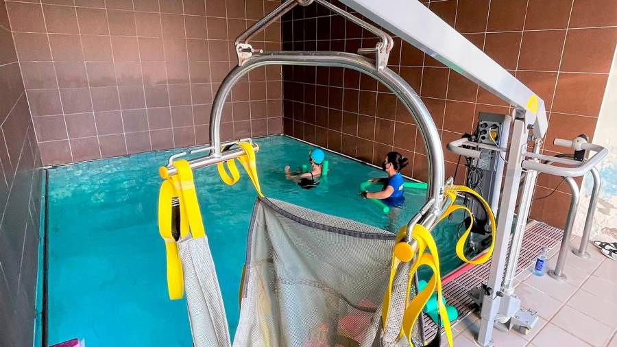 fisioterapia. Na piscina pequena adaptada, a fisioterapeuta Ada Pardal orienta aos pacientes cara ao mellor programa para eles.