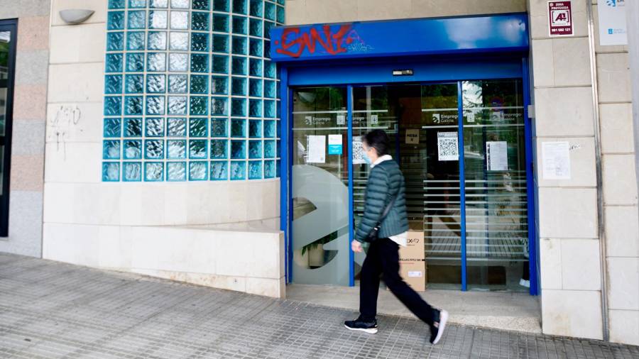 Una persona camina por delante de una oficina de empleo en Santiago de Compostela (Foto: Fernando Blanco)