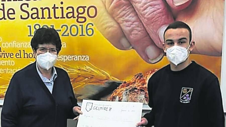 Sor Alicia con el cheque que le entregó Víctor Ocampo, del Gelmírez