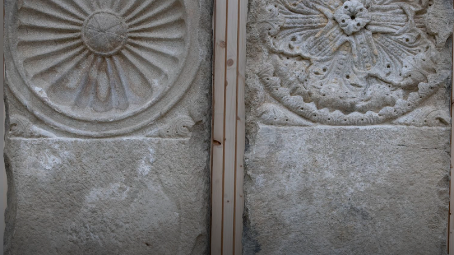 plafones, con una decoración vegetal, hallados en la excavación en la escalinata. Foto: Fundación Catedral
