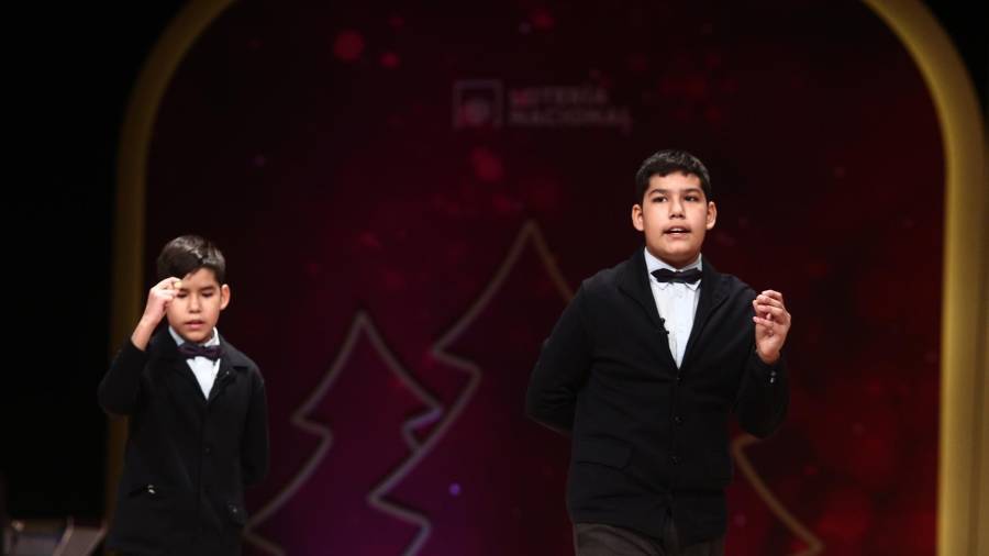 Dos de los niños de San Ildefonso, Alonso Dávalos Durán (i) y Samuel Dávalos Durán (d) cantaron dos de los quintos premios de la Lotería de Navidad, el `19371 y el `49.760. EDUARDO PARRA/EUROPA PRESS