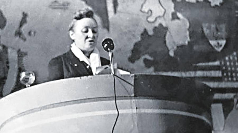 Participou no I Congreso Mundial de Mulleres de Marsella, en 1945.