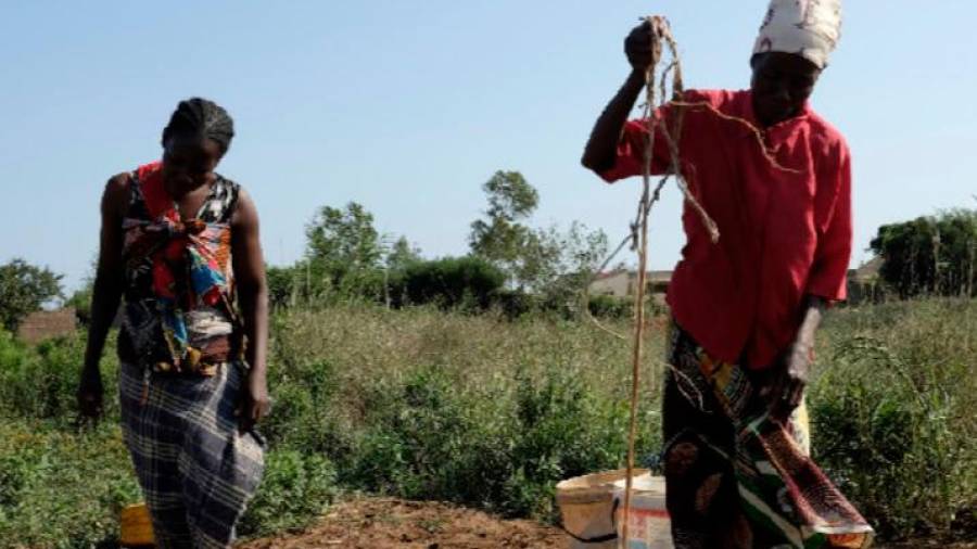 Abastecimiento de agua manual en África. Foto: Adrián Irago