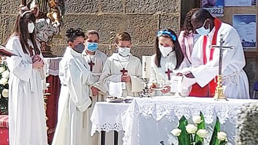 EN EL ATRIO. Un cura participa en el oficio religioso celebrado en honor de Santa Uxía a las puertas de la iglesia parroquial, en Ribeira. Foto: C.R.