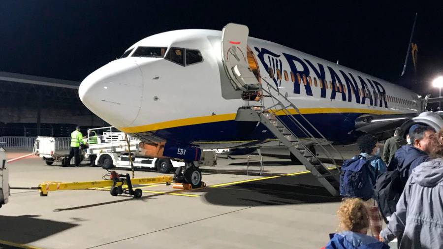 Avión de Ryanair que cubrió anoche la ruta entre Fráncfort Hahn y Compostela; y que finalmente fue desviado a Madrid por el fuerte temporal. Foto: C.S.