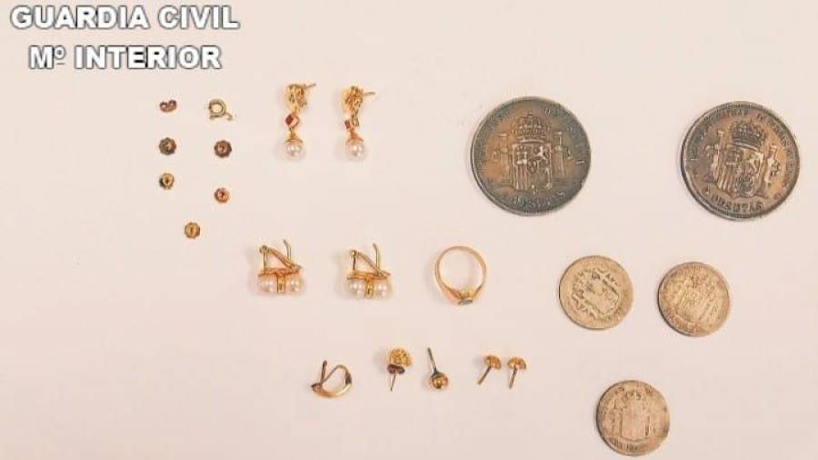 Joyas y monedas que pudieron ser recuperadas por la Guardia Civil. Foto: G. C.