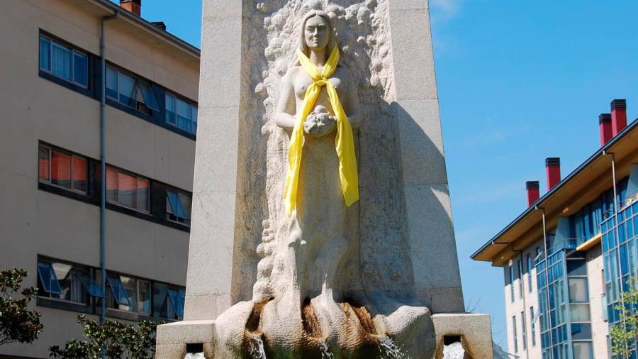 A estatua da praza da Maía coa bufanda amarela. Foto: CDA