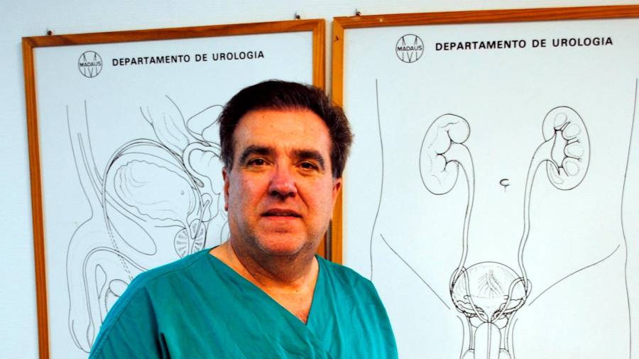 El polémico doctor y especialista en urología Alejandro Sousa en su despacho en el Hospital Comarcal de Monforte de Lemos, donde desarrolla su actividad Foto: Angar 