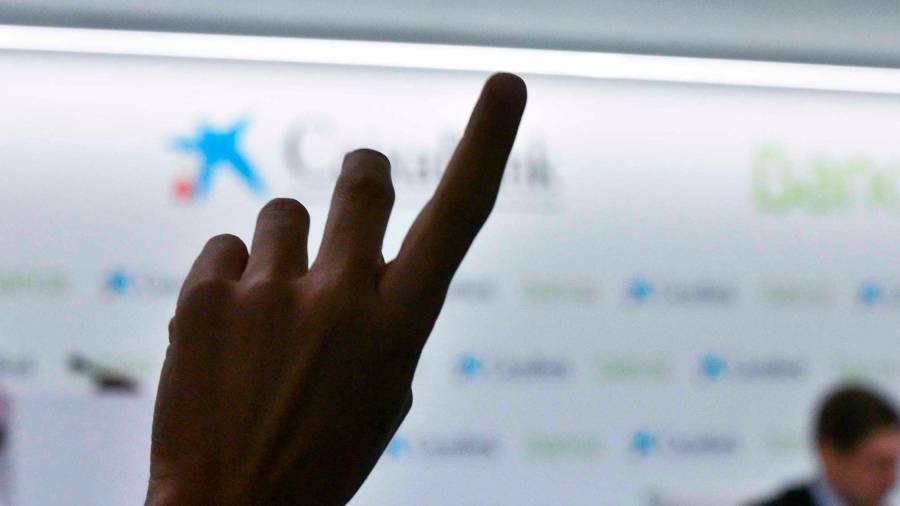 Mano alzada de un periodista en la rueda de prensa en la que CaixaBank y Bankia detallaron su fusión. Foto: C.B.