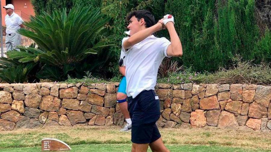 ÉXITO El joven golfista José Porto golpea la bola. Foto: S. E.