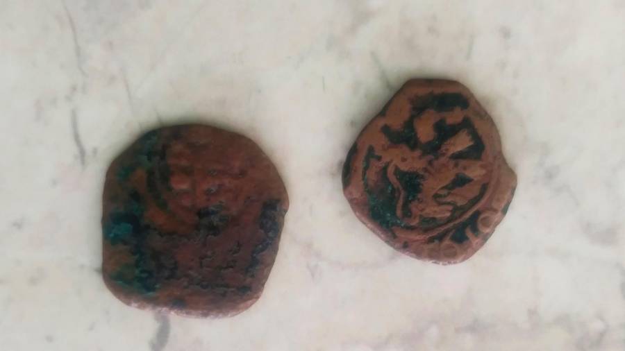 Imagen de las dos monedas, que datan de 1619 y que aparecieron en el arenal de O Coído, en el municipio de Muxía. Foto: C.G. 