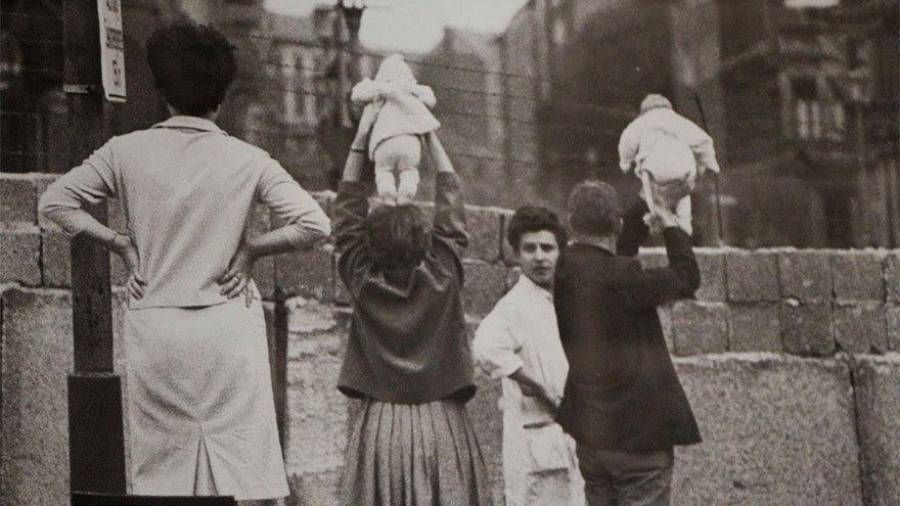 Residentes del Berlín occidental muestran sus niños a sus abuelos del Berlín oriental, 1961. (Fuente, www.culturainquieta.com)