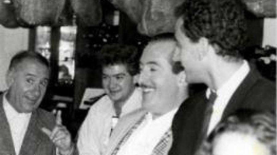 Visita del actor Alfredo Landa, izquierda, a la Bodeguilla