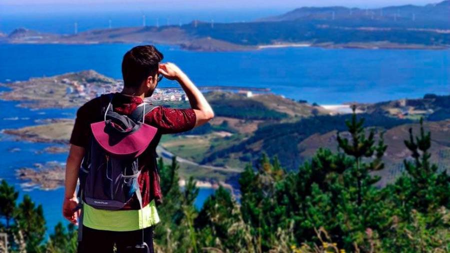Peregrino desfrutando das espectaculares vistas de Muxía e da ría de Camariñas. Foto: Concello de Muxía