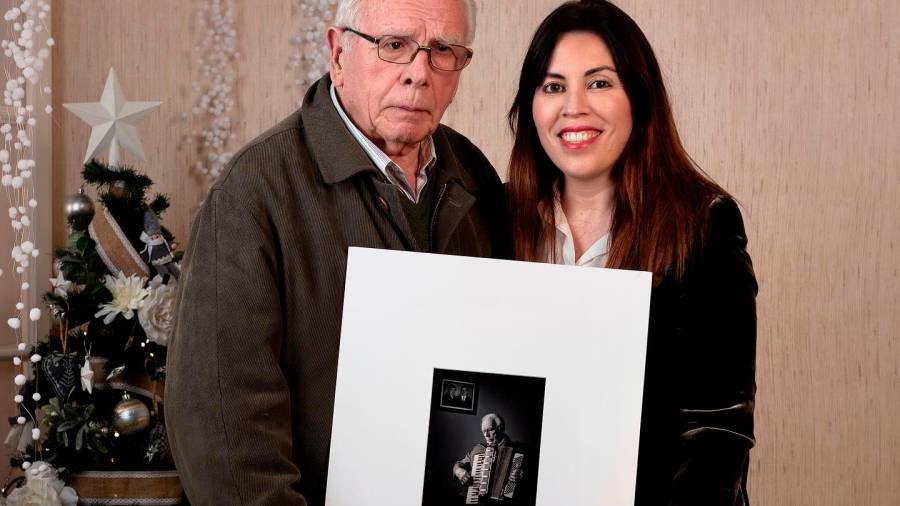 Isabel Antelo y su abuelo Herminio sostienen la foto ganadora del premio Quijote de Afocam. Foto: I.A.