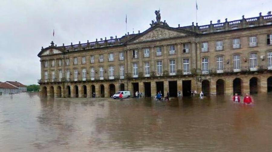 santiago de compostela. La Plaza del Obradoiro inundada, donde se puede ver que el agua llega a la altura de la cintura en algunas zonas.