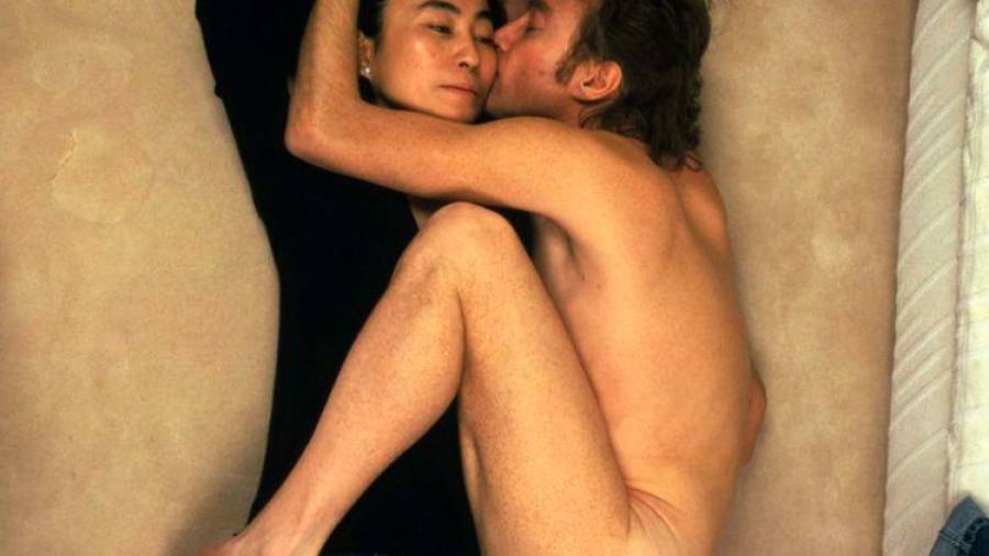 1981. Yoko Ono y John Lennon. La fotógrafa tomó la que convertiría en la última fotografía de John Lennon. El día del asesinato, Annie y John habían quedado para ver las diferentes fotografías que les hizo pero aquel disparo lo impidió. La fotografía apareció en la portada de la revista Rolling Stone en 1981. Autora, Annie Leibovitz.