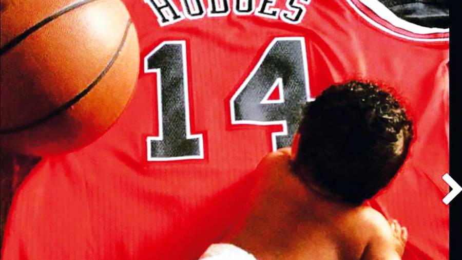 NBA Foto de 2015 del hijo de Craig Hodges sobre una camiseta suya de los Chicago Bulls que ganaron el título NBA en 1991. F.: CH