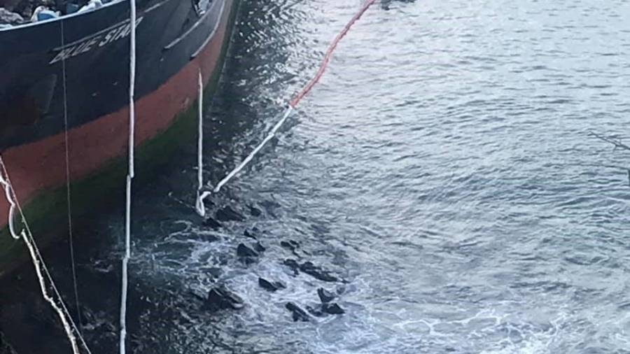 Las tareas de retirada de combustible del 'Blue Star' provocan un pequeño vertido al mar