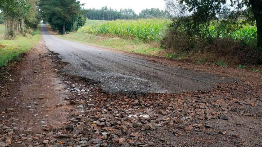 Estado dunha das estradas que denuncia o Partido Popular na parroquia arzuá de Oíns. Foto: PP