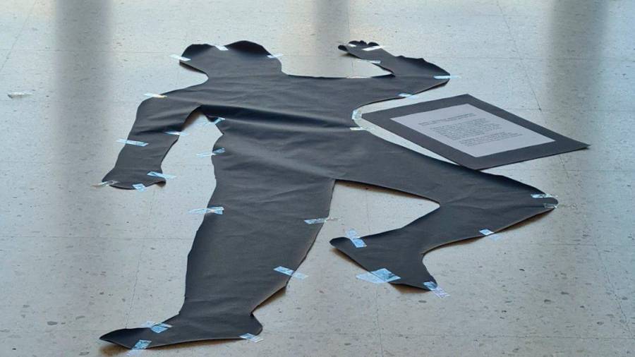 RIANXO. Silueta simbolizando a unha das mulleres asasinadas en España. Foto: IES F.M.