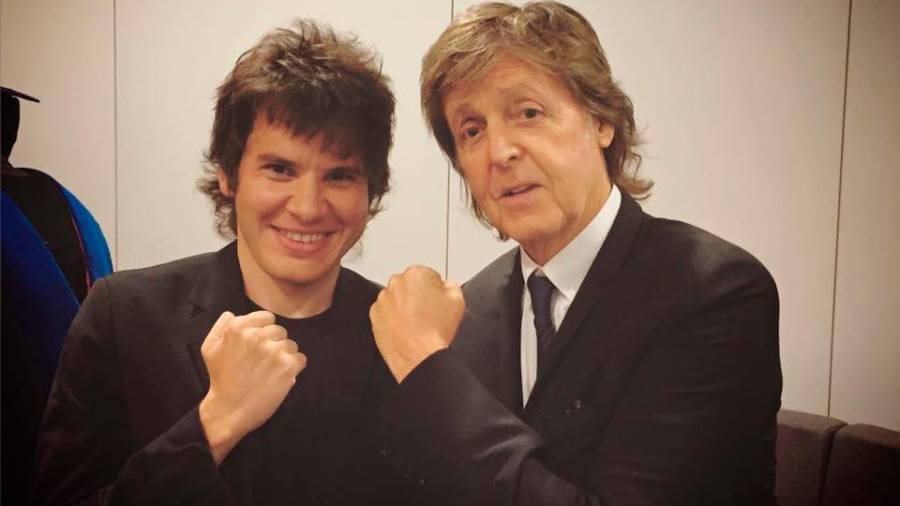 El músico de raíces padronesas Mayor Tom, izq., con Paul McCartney