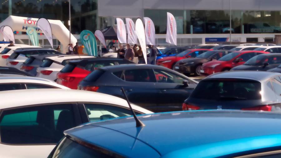 Clientes en una parcela con vehículos a la venta en el tramo teense de O Milladoiro. Foto: CG