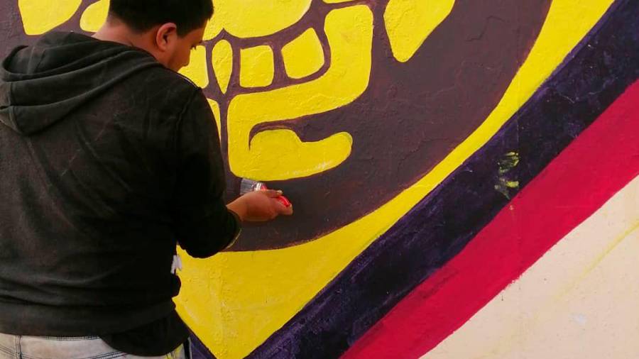 Un artista realizando un mural en una pared de la vía pública. Foro: MP