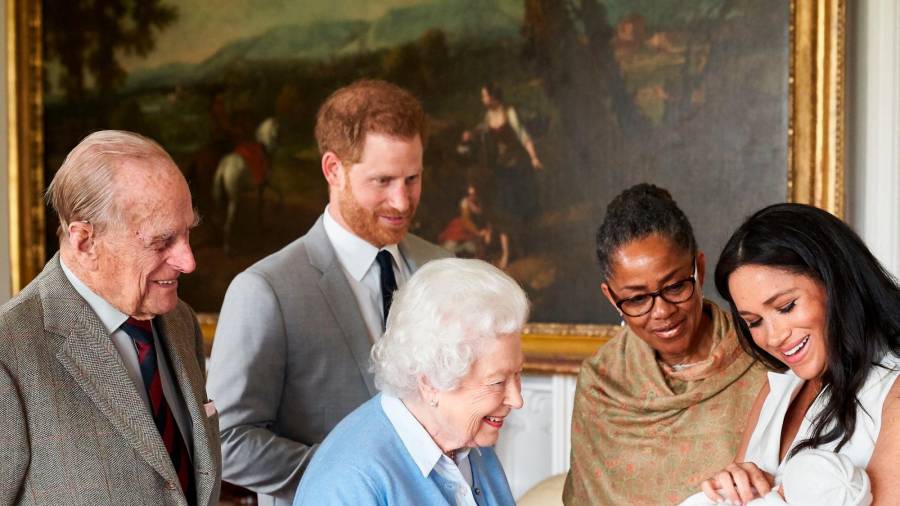 Enrique de Inglaterra y Meghan Markle el día que presentaron a su hijo a la reina Isabel, con Felipe de Edimburgo y Dorian Ragland, abuela materna del pequeño. Foto: Chris Allerton (@sussexroyal) 