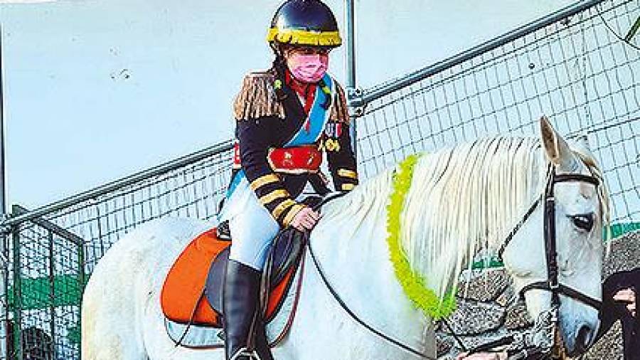 Joven xenerala con su caballo disfrazado en Brión. Foto: JA