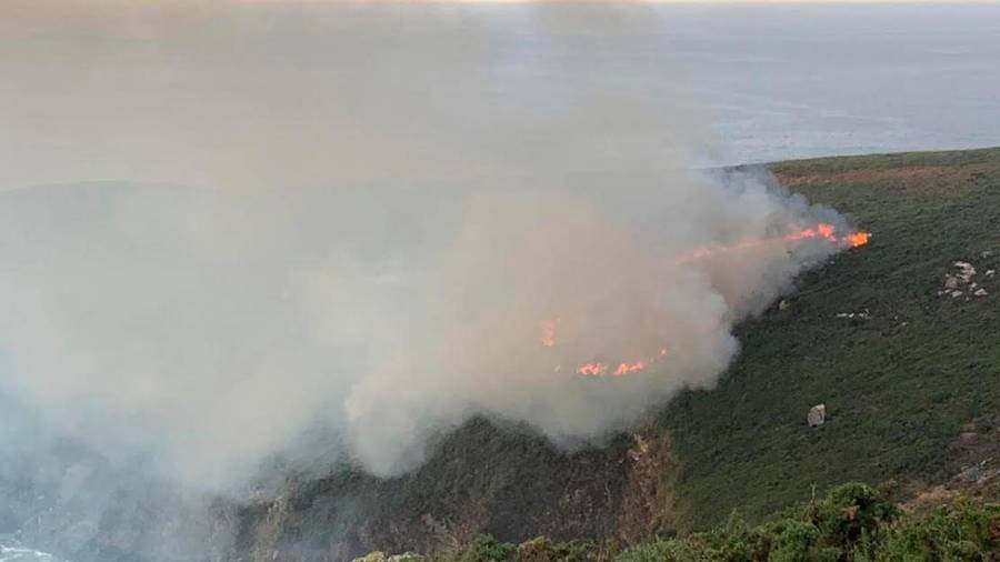 Incendio ayer en la isla de Ons provocado por un rayo