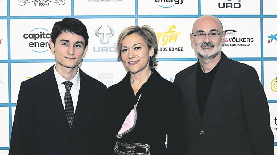 Rosa Ana Prada, secretaria del Ayuntamiento de Ames, en el centro, con su hijo Diego Beltrán Fernández y su marido Mario Fernández estuvieron presentes en la gala de los XXXI Premios Gallegos del Año.