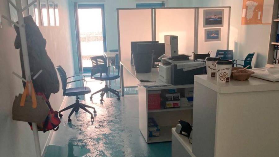 Inundación en dependencias de la empresa EnviMar en la lonja de Ribeira.