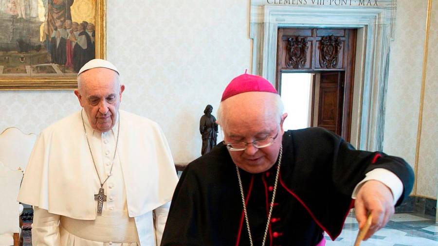 Monseñor Barrio obsequió al pontífice con un ejemplar de ‘La Catedral de los Caminos’ y con Piedras de Santiago de Emilio Santasmarinas