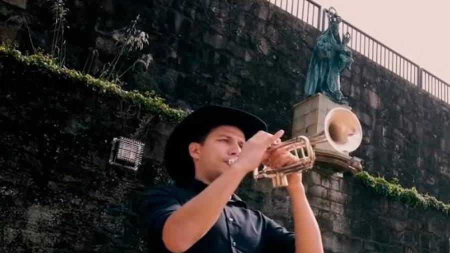 TROMPETAS. Eneko Irigoien, uno de los trompetistas del grupo, interpretando la ‘Rianxeira’ ante la Guadalupe.